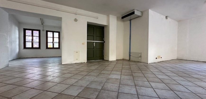Negozio Vetrinato in Centro Negozio Vetrinato in Centro