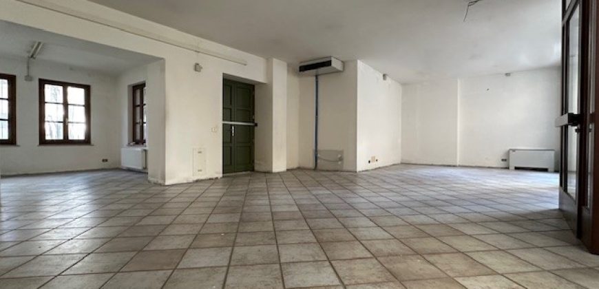 Negozio Vetrinato in Centro Negozio Vetrinato in Centro
