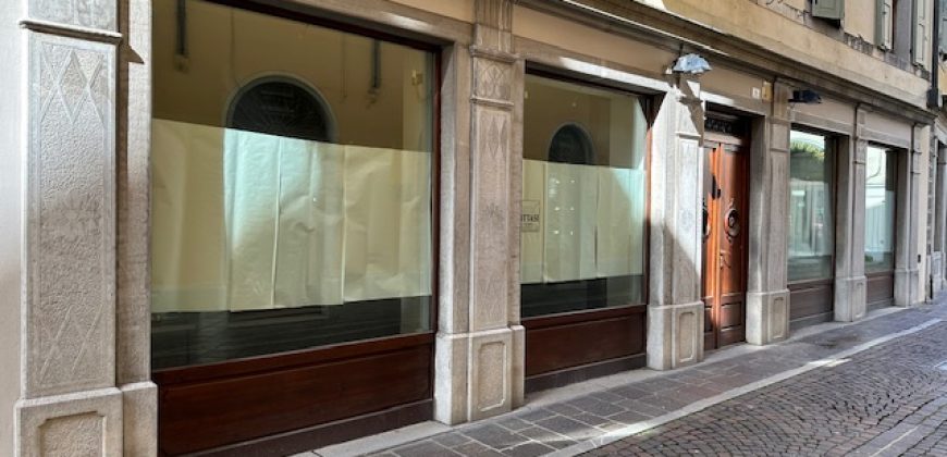 Negozio Vetrinato in Centro Negozio Vetrinato in Centro