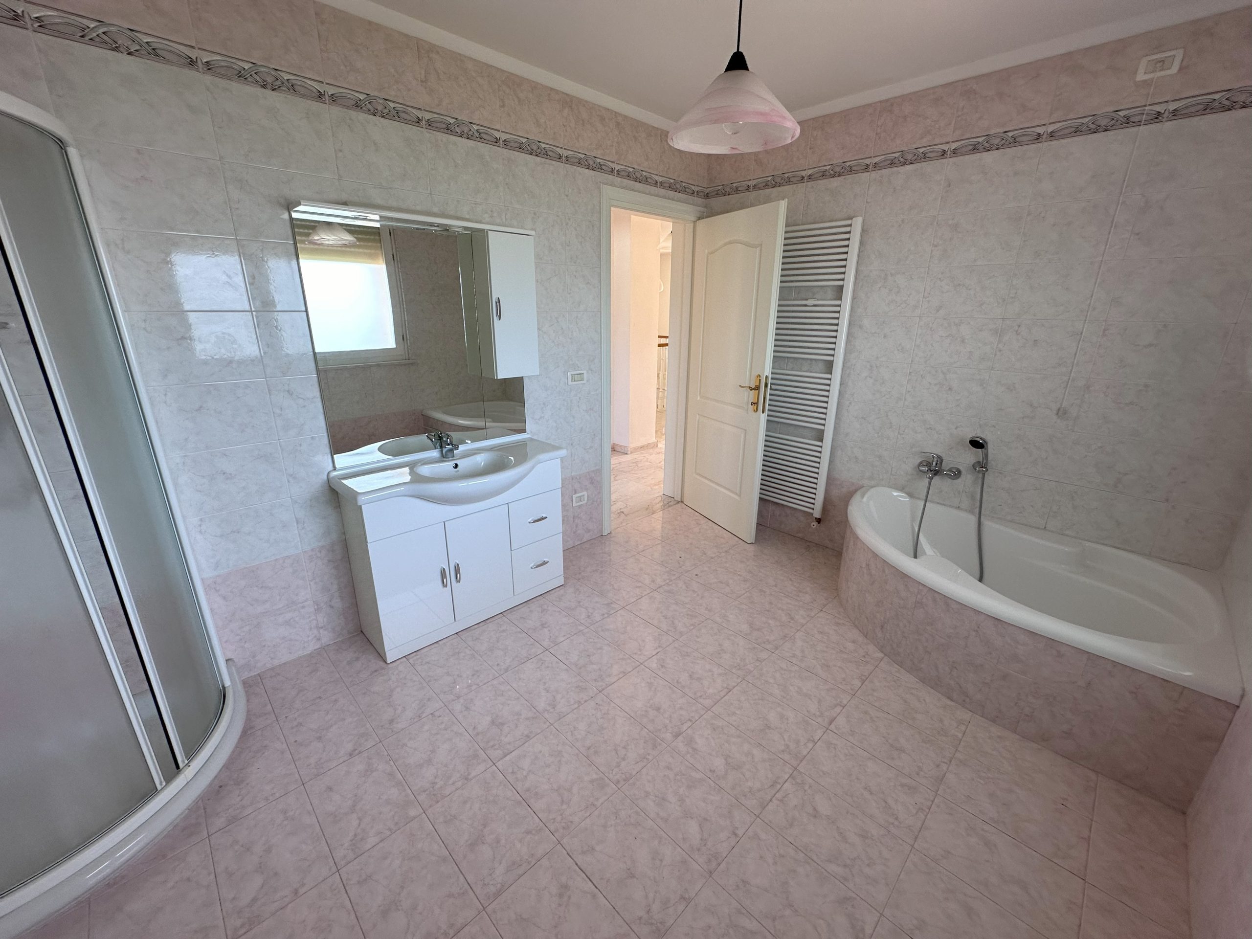 Lussuosa Villa in Zona Residenziale Lussuosa Villa in Zona Residenziale