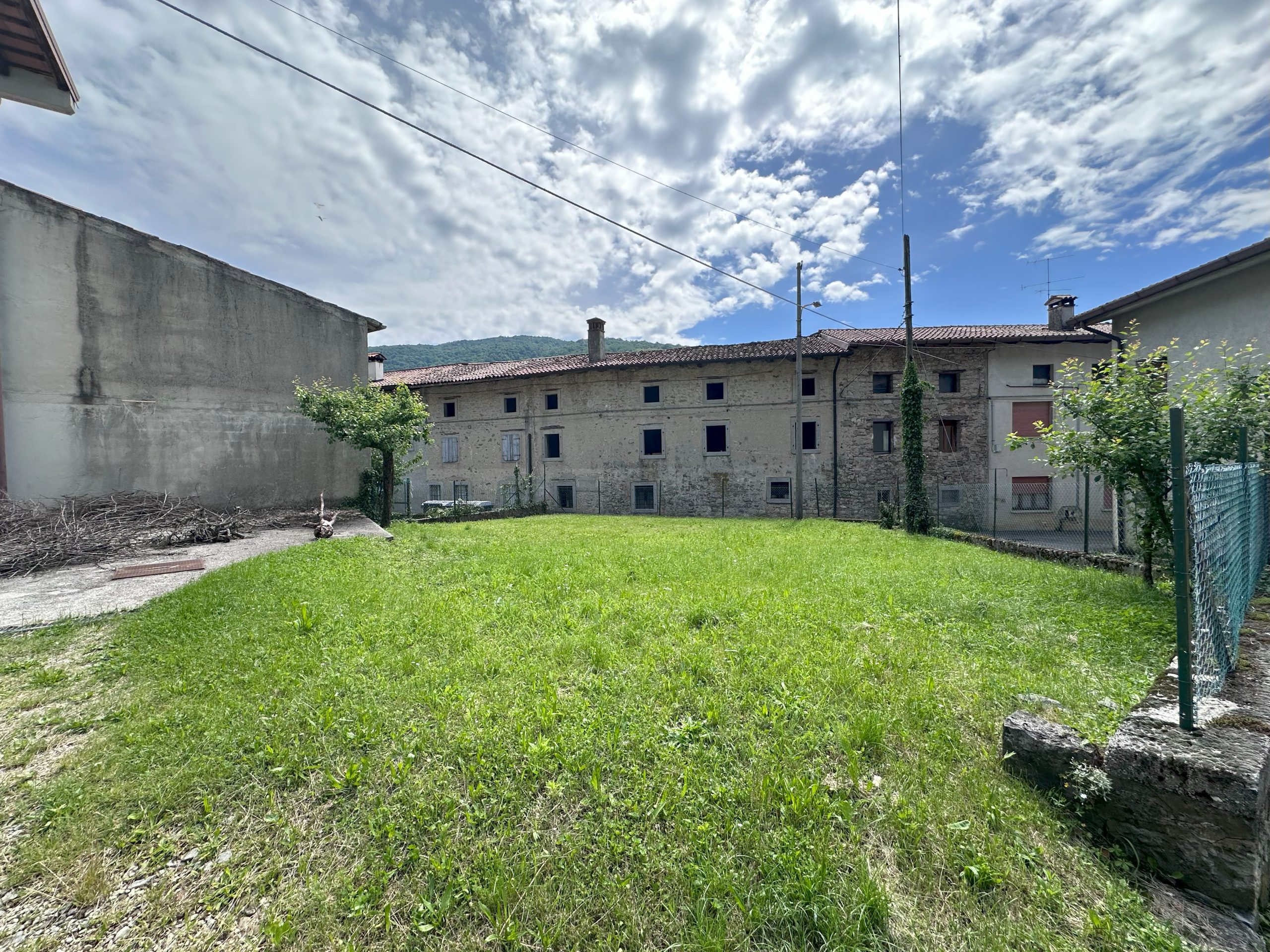 Ampia Casa Con Giardino Ampia Casa Con Giardino