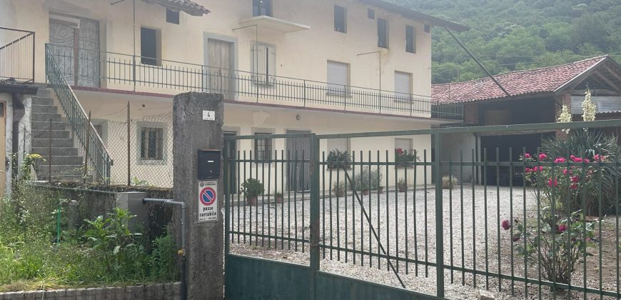 Casa Con Ampia Corte