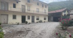 Casa Con Ampia Corte