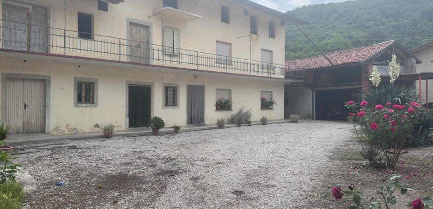 Casa Con Ampia Corte