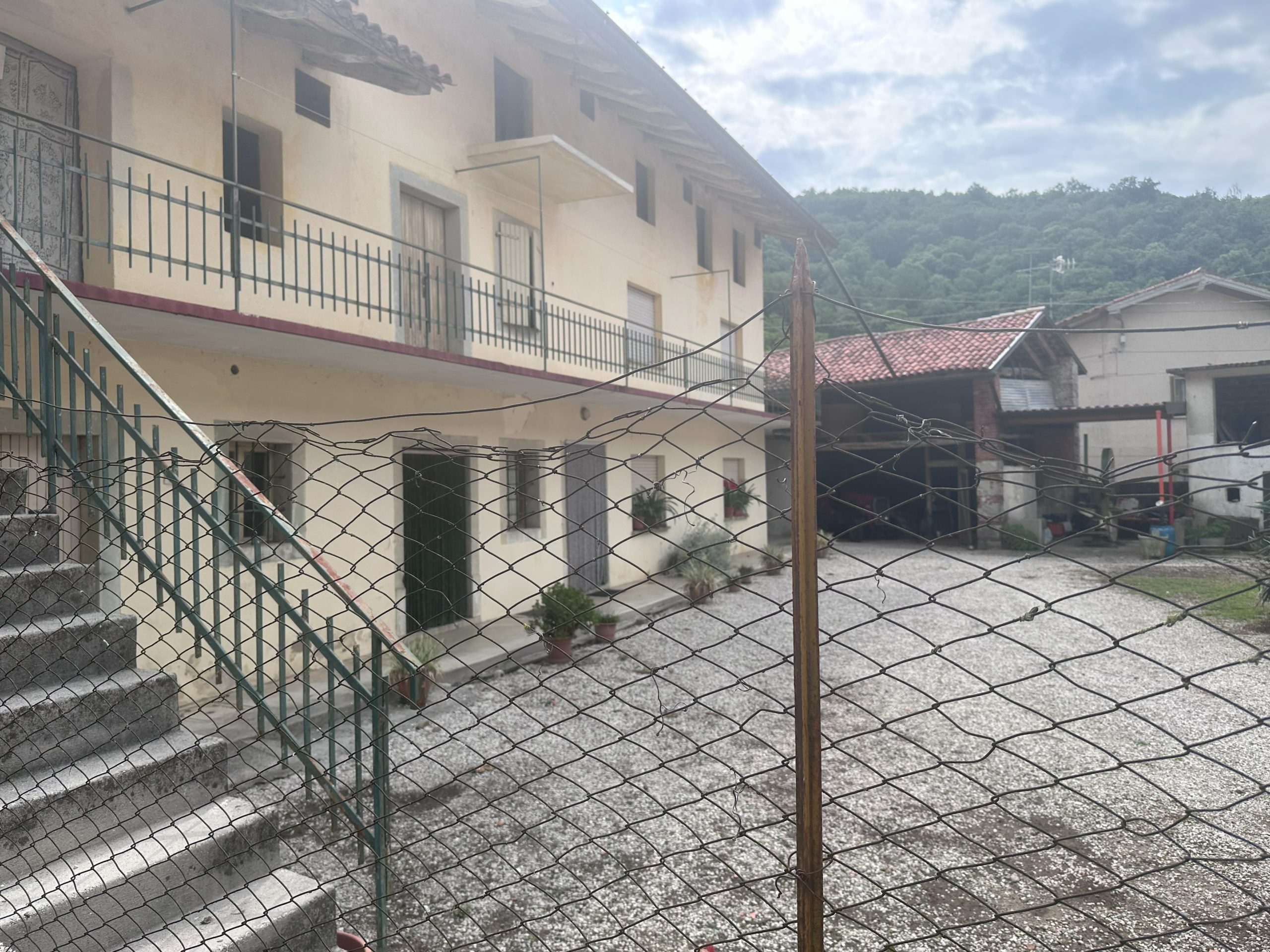 Casa Con Ampia Corte Casa Con Ampia Corte