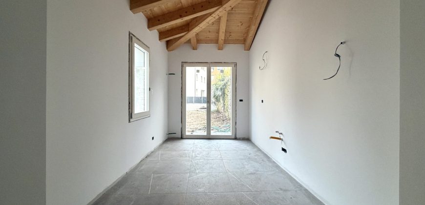 Appartamento Multilivello con Giardino