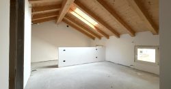 Appartamento Multilivello con Giardino