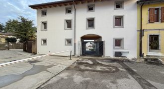 Appartamento Multilivello con Giardino