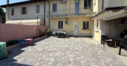 Casa Accostata Con Scoperto