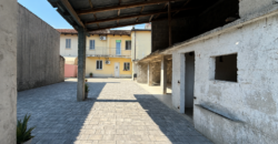 Casa Accostata Con Scoperto