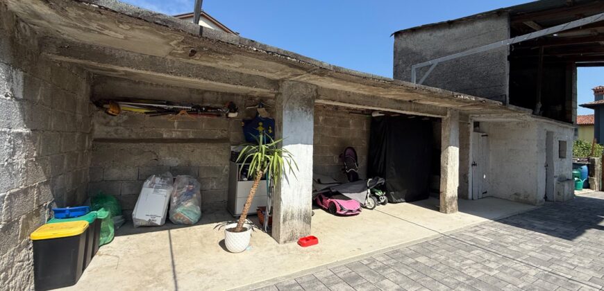 Casa Accostata Con Scoperto