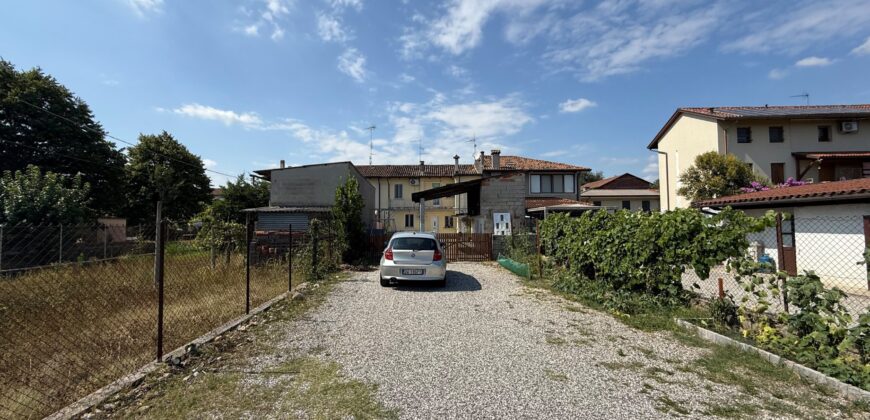 Casa Accostata Con Scoperto
