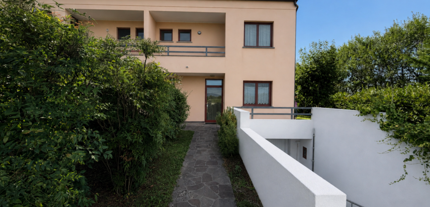 Villa In Bifamiliare A Pradamano